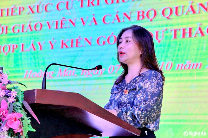 Thay mặt Đoàn đại biểu Quốc hội, đồng chí Hoàng Thị Thu Hiền - Phó Chủ tịch Thường trực Hội Liên hiệp Phụ nữ tỉnh thông báo dự kiến nội dung, chương trình Kỳ họp thứ 8, Quốc hội khóa XV. Ảnh: Ngân Hạnh