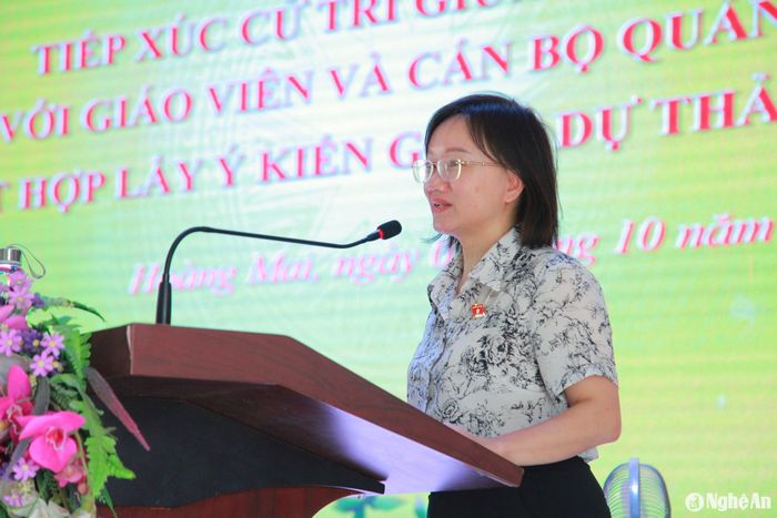 Đồng chí Thái Thị An Chung - Ủy viên Ban Chấp hành Đảng bộ tỉnh, Phó trưởng Đoàn chuyên trách Đoàn ĐBQH tỉnh Nghệ An tiếp thu các ý kiến của cử tri. Ảnh: Ngân Hạnh