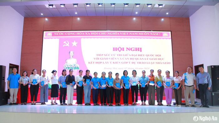 Đoàn đại biểu Quốc hội và Liên đoàn Lao động tỉnh đã tặng 20 suất quà cho các giáo viên có hoàn cảnh khó khăn trên địa bàn thị xã Hoàng Mai. Ảnh: Ngân Hạnh