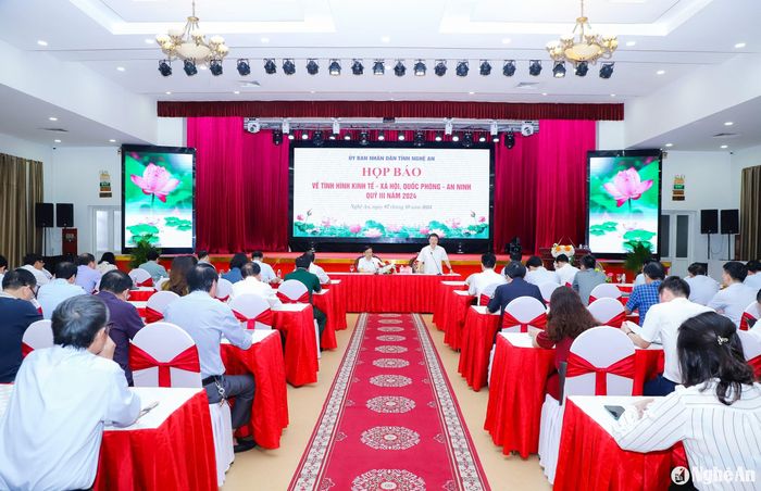 Toàn cảnh họp báo về tình hình kinh tế - xã hội, quốc phòng, an ninh quý III năm 2024. Ảnh: Phạm Bằng