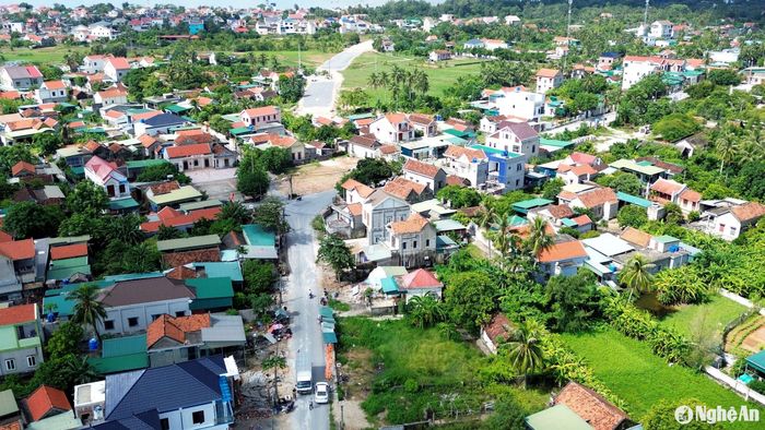 Đường ven biển chạy qua địa bàn thôn Phủ Yên, xã Quỳnh Thuận đang phải dừng thi công do vướng mắc mặt bằng. Ảnh: Xuân Hoàng