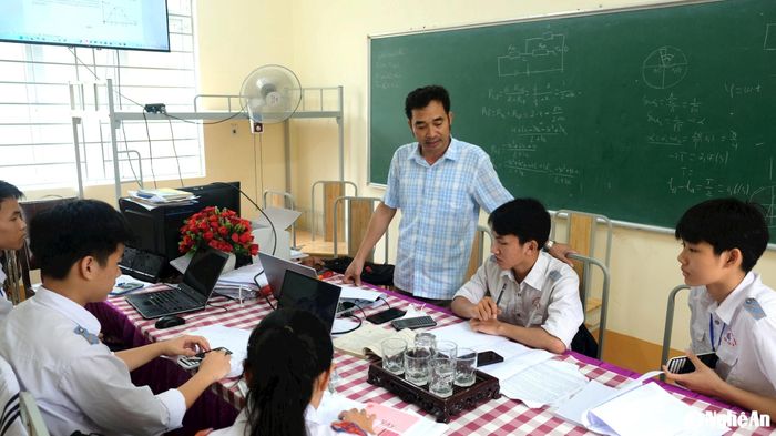 Tiết ôn tập của đội tuyển học sinh giỏi lớp 12 - Trường THPT Nghi Lộc 2. Ảnh: Mỹ Hà