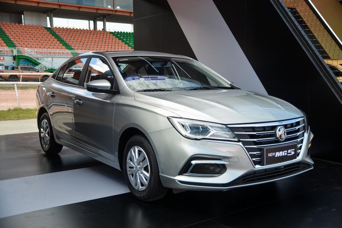  MG5 (trái) và New MG5 bản MT (phải). Ảnh: Vũ Huỳnh, Vĩnh Phúc. 