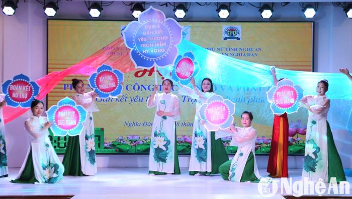 Phần thi Chào hỏi của các đội tham gia hội thi. Ảnh: Mỹ Hà