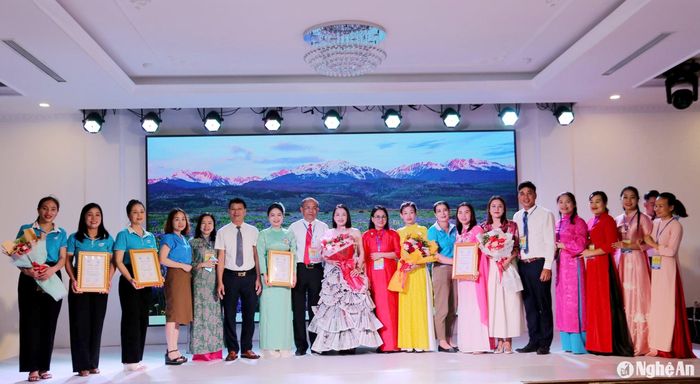 Ban tổ chức trao giải cho các đội chơi. Giải Nhất thuộc về cụm 2 gồm các xã Nghĩa Trung, Nghĩa Sơn, Nghĩa Lâm, Nghĩa Minh, Nghĩa Yên và thị trấn Nghĩa Đàn. Ảnh: Mỹ Hà