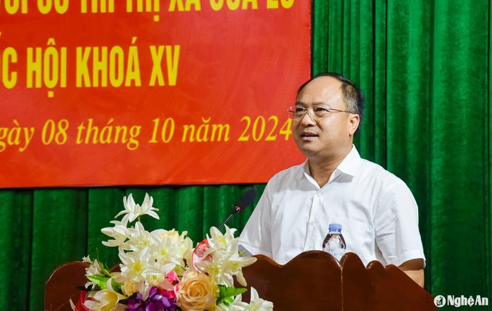 Đồng chí Nguyễn Viết Hưng - Ủy viên Ban Chấp hành Đảng bộ tỉnh, Giám đốc Sở Nội vụ tiếp thu giải trình kiến nghị của cử tri thị xã Cửa Lò về lĩnh vực ngành Nội vụ quản lý. Ảnh: T.L