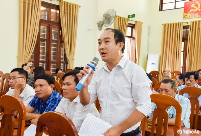 Cử tri Nguyễn Tiến Lợi - Chủ tịch Hội Nông dân phường Nghi Thủy phản ánh kiến nghị các chính sách cho ngư dân. Ảnh: T.L