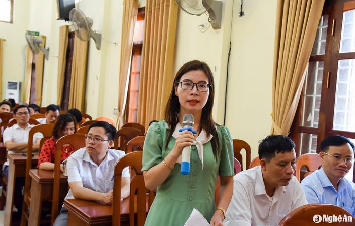 Cử tri Hoàng Thị Hải Yến - Phó trưởng Ban Tuyên giáo Thị ủy Cửa Lò kiến nghị với đại biểu Quốc hội về chế độ, chính sách cho người có công với cách mạng. Ảnh: T.L