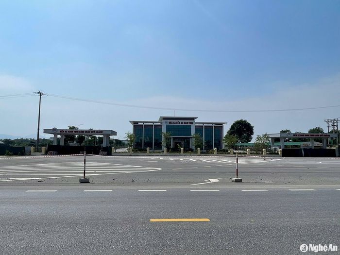 Bến xe Nam Vinh được xây dựng hiện đại nhưng chưa thể hoạt động. Ảnh: Tiến Đông