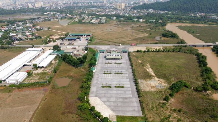 Hiện tại các hạng mục chính của bến xe đã xây dựng xong, từ tòa nhà điều hành chính, hệ thống sân đỗ xe, tường rào, nhưng chưa thể hoạt động. Ảnh: Tiến Đông