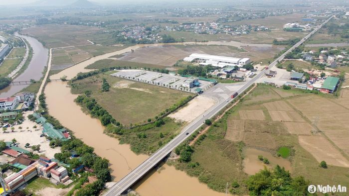 Bến xe Nam Vinh nằm trên khu đất có hình "móng ngựa", được con sông Rào Máng bao bọc nên việc đấu nối vào Quốc lộ 1 tuyến tránh Vinh gặp không ít khó khăn. Ảnh: Tiến Đông