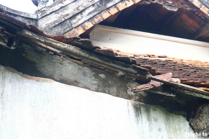 Tham quan đình Trung Cần du khách không khỏi chạnh lòng trước sự xuống cấp của di tích. Trong ảnh: Mái thượng điện cũng bị gãy rui, rụng ngói nhiều chỗ. Ảnh: Huy Thư