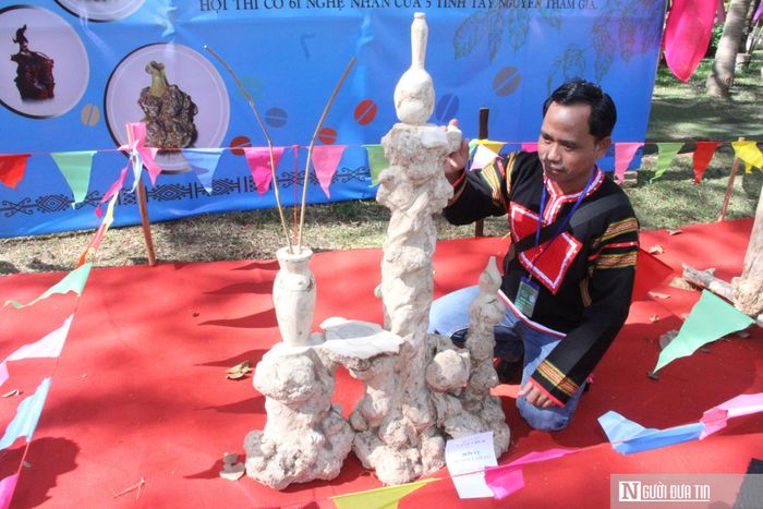 Không chỉ đam mê văn hóa cồng chiêng, anh Y Chua còn tham gia các hội thi tạc tượng.