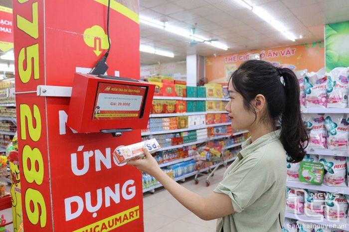 Nhằm ứng dụng chuyển đổi số trong kinh doanh, hệ thống Siêu thị Minh Cầu lắp đặt máy tích mini kiểm tra giá sản phẩm, mang đến nhiều tiện ích cho khách hàng khi trải nghiệm mua sắm.