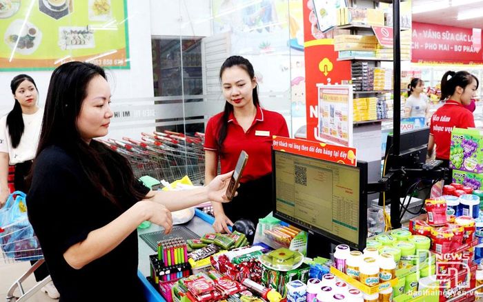 Siêu thị Minh Cầu (TP. Thái Nguyên) hỗ trợ khách hàng tạo mã QR thanh toán bằng các APP ngân hàng được cài đặt trên điện thoại thông minh.
