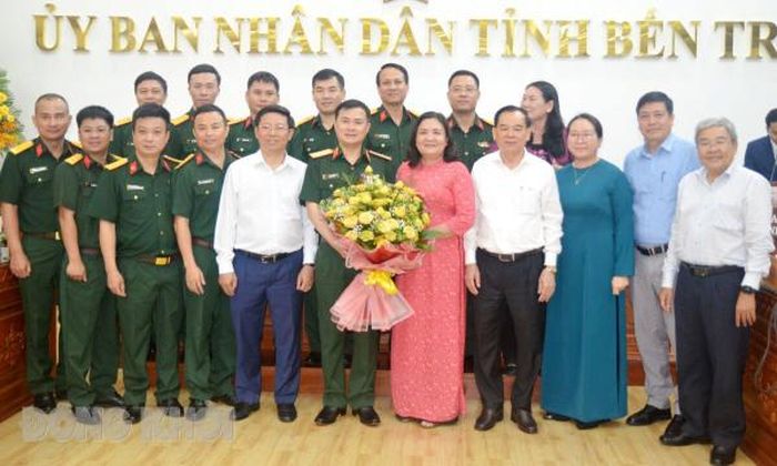 Lãnh đạo tỉnh Bến Tre làm việc với với đoàn công tác của Tập đoàn Viettel về một số nội dung liên quan đến chuyển đổi số trong thực hiện Thỏa thuận hợp tác giữa UBND tỉnh và Tập đoàn. Ảnh: BĐK.