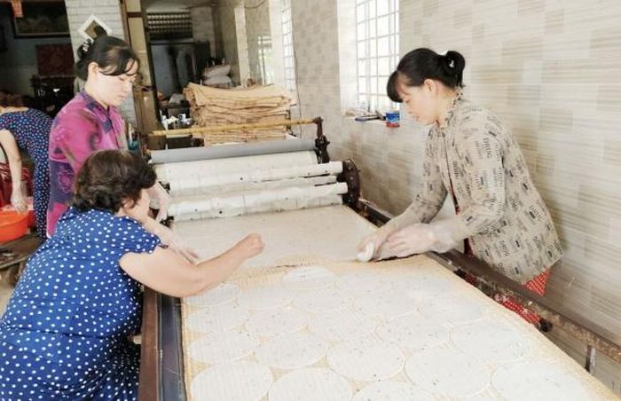 Ứng dụng kỹ thuật cán bánh tự động tại Hợp tác xã Làng nghề bánh phồng Sơn Đốc, huyện Giồng Trôm, tỉnh Bến Tre. Ảnh: BĐK.