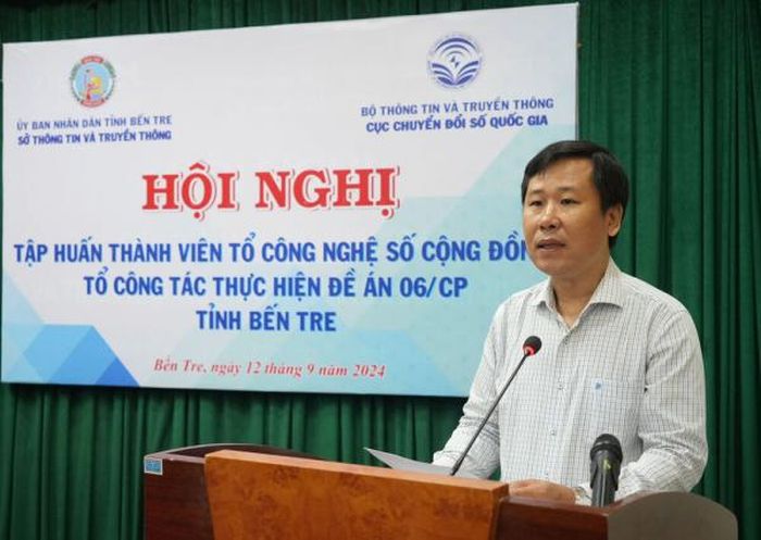 Phó Giám đốc Sở TT&TT tỉnh Bến Tre Huỳnh Trung Tính phát biểu tại Hội nghị Tập huấn thành viên Tổ công nghệ số cộng đồng, Tổ công tác thực hiện Đề án 06/CP tỉnh Bến Tre do Sở TT&TT tỉnh Bến Tre phối hợp với Cục chuyển đổi số Quốc gia (Bộ TT&TT) tổ chức ngày 12/9/2024. Ảnh: H.T.