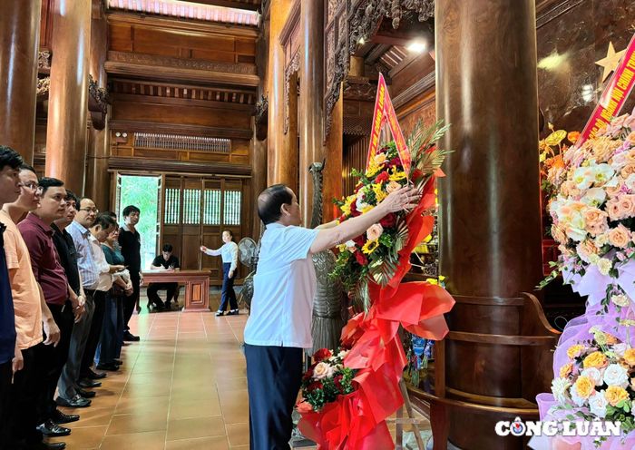  Đoàn thực hiện nghi thức dâng hương, dâng hoa báo công lên Chủ tịch Hồ Chí Minh tại Làng Sen 
