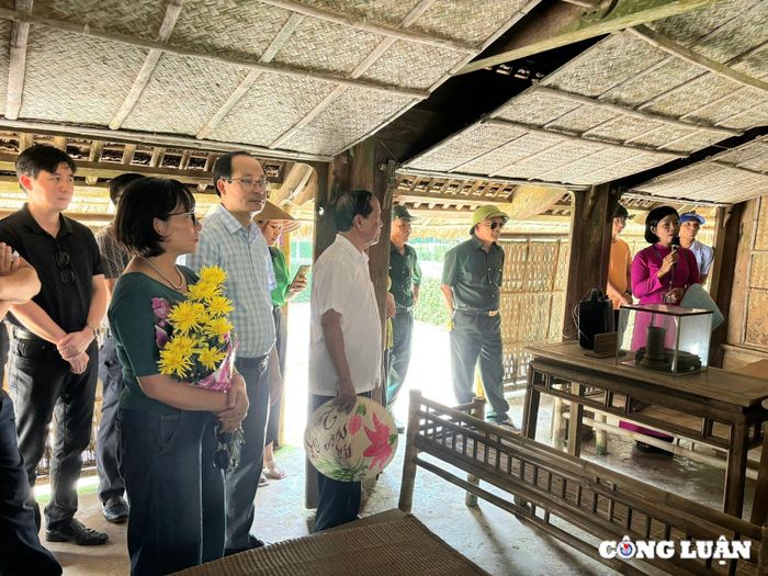  Các thành viên nghe thuyết trình về cuộc đời, sự nghiệp của Chủ tịch Hồ Chí Minh 