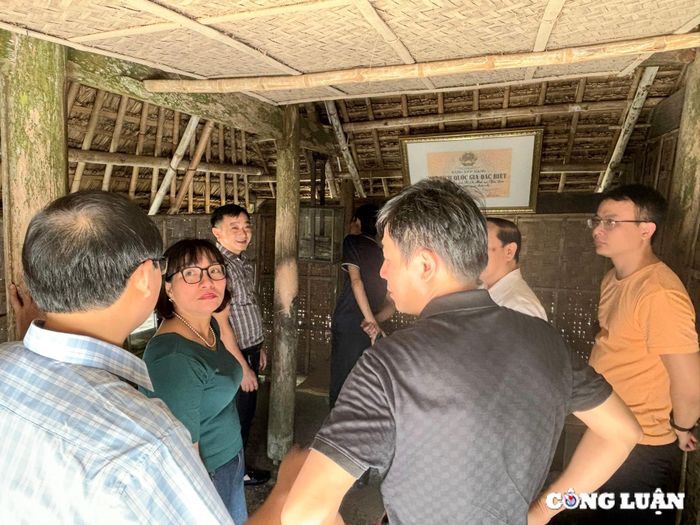  Đoàn đại biểu tham quan tại Làng Hoàng Trù, quê Ngoại Bác 