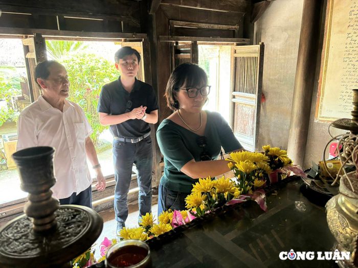  Đoàn dâng hoa lên bàn thờ tại Làng Hoàng Trù, quê Ngoại Bác 