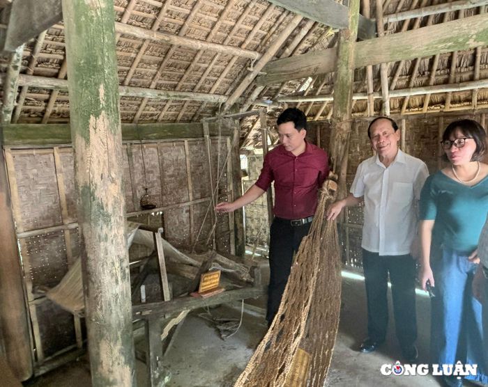  Đoàn tham quan tại Làng Hoàng Trù, quê Ngoại Bác 