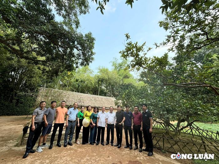  Đoàn chụp hình lưu niệm tại quê Nội của Bác Hồ 