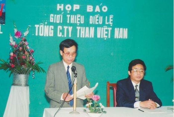 Ông Nguyễn Viết Hòe giới thiệu điều lệ hoạt động của Tổng công ty Than Việt Nam năm 1995