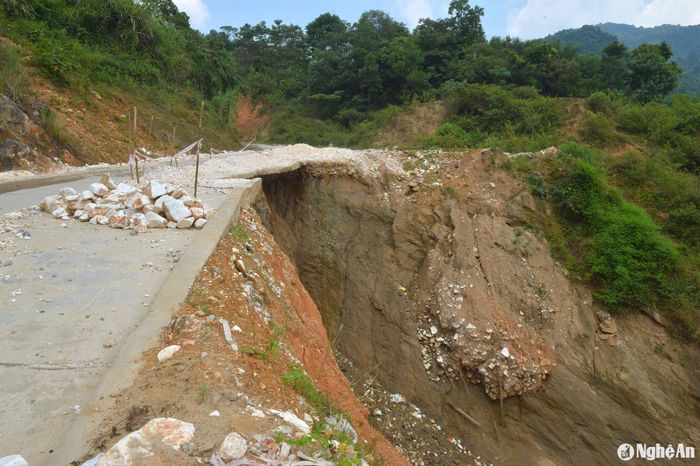 Hiện ngành chức năng đang tìm phương án xử lý sạt lở. Ảnh: Văn Trường