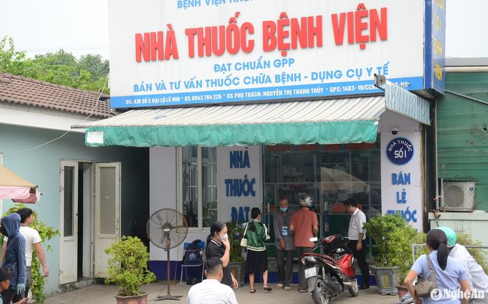 Nhiều bệnh nhân bảo hiểm y tế phải mua thuốc, vật tư tại quầy thuốc bệnh viện, nhà thuốc tư nhân. Ảnh: Thành Chung