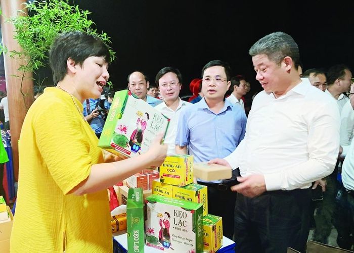 Phó Chủ tịch UBND TP Hà Nội Nguyễn Mạnh Quyền nghe giới thiệu sản phẩm OCOP tại hội chợ do huyện Thạch Thất tổ chức,tháng 4/2024. Ảnh: Hoài Nam