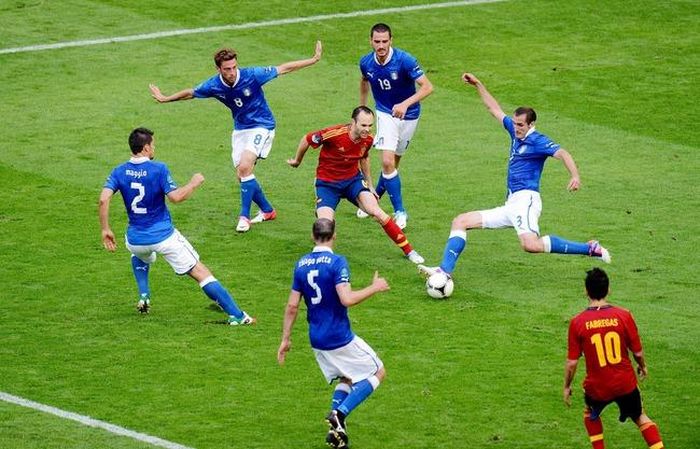 Hình ảnh Iniesta bị bao vây bởi 5 cầu thủ Italy đã đi vào lịch sử bóng đá
