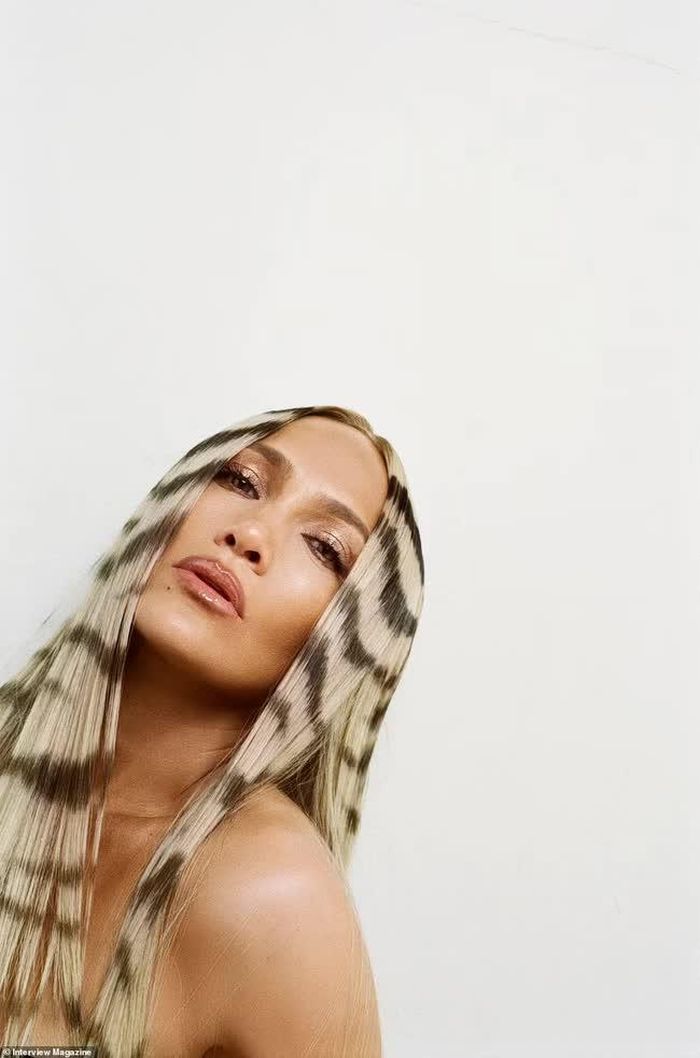 Jennifer Lopez nói nói rằng cô cần được ở một mình một lần nữa sau khi rời xa Ben Affleck: '"Nhưng bạn phải khỏe mạnh. Bạn phải hoàn thiện, nếu bạn muốn một điều gì đó hoàn thiện hơn"