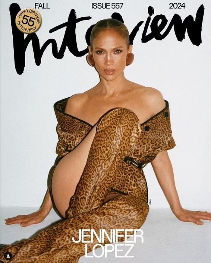 Jennifer Lopez mặc trang phục da báo cho trang bìa tạp chí "Interview" để kỷ niệm 55 năm thành lập