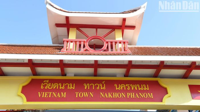 Cổng có chiều rộng 11,8m, chiều cao tới dầm chính 5,5m và chiều cao tới nóc là 11,4m.