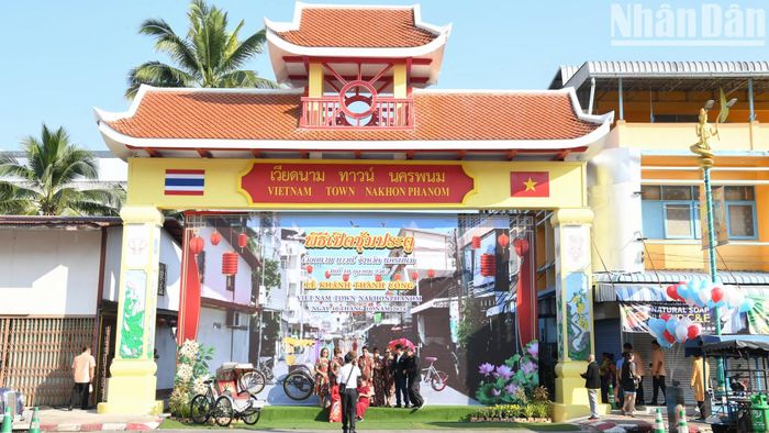 Cổng Phố văn hóa Thái Lan-Việt Nam nằm trên một trong những tuyến đường lớn nhất của Nakhon Phanom.