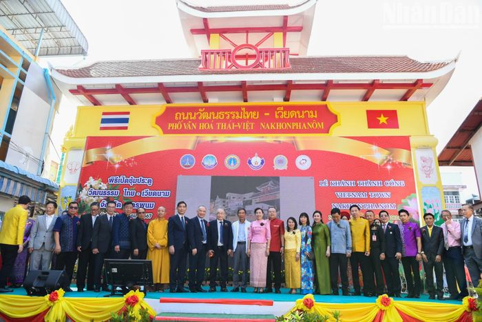 Các đại biểu chụp ảnh lưu niệm tại lễ khánh thành Cổng Phố văn hóa Thái Lan-Việt Nam tại tỉnh Nakhon Phanom, Đông Bắc Thái Lan.