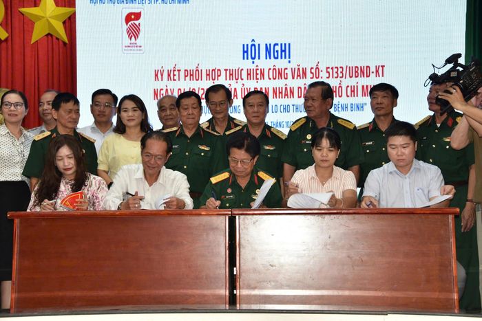  Hội hỗ trợ gia đình liệt sĩ TPHCM ký kết với đại diện các doanh nghiệp tham gia hỗ trợ thương, bệnh binh 