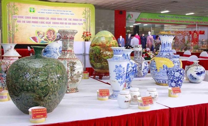  Một số sản phẩm đạt giải của hội thi sản phẩm làng nghề Hà Nội năm 2024. Ảnh: ĐT 