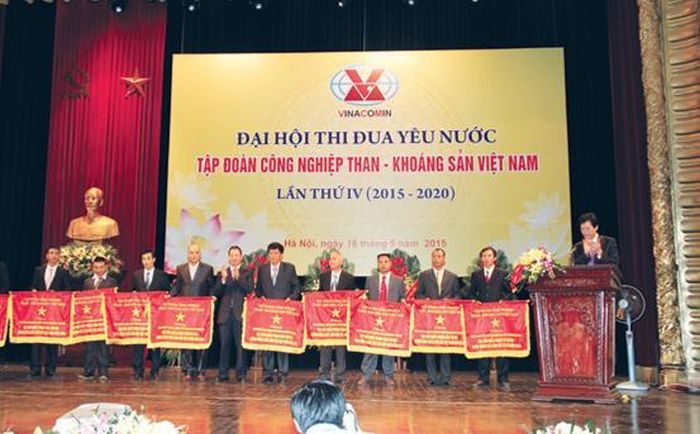 Tổng Giám đốc TKV Đặng Thanh Hải trao cờ thi đua cho các đơn vị đạt giải Nhất phong trào thi đua giành năng suất dẫn đầu Tập đoàn năm 2014