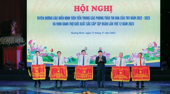 Chủ tịch HĐTV TKV Ngô Hoàng Ngân trao bằng khen cho các đơn vị xuất sắc trong phong trào thi đua