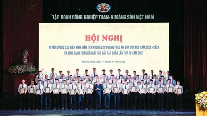 Trong 30 năm qua, công tác thi đua - khen thưởng của TKV đã từng bước được hoàn thiện với phương châm “Toàn bộ - Toàn diện - Toàn thể”. “Toàn bộ” từ Tập đoàn xuống các đơn vị thành viên, từ cán bộ lãnh đạo đến công nhân lao động trực tiếp; “Toàn diện” trên tất cả các lĩnh vực, các khối sản xuất kinh doanh của Tập đoàn; “Toàn thể” thống nhất trong hệ thống chính trị. Đến nay, nhiều phong trào thi đua của TKV đã trở thành truyền thống và mang bản sắc riêng của ngành, được lãnh đạo Đảng, Nhà nước, Ban Thi đua - Khen thưởng Trung ương và cấp trên đánh giá rất cao.
