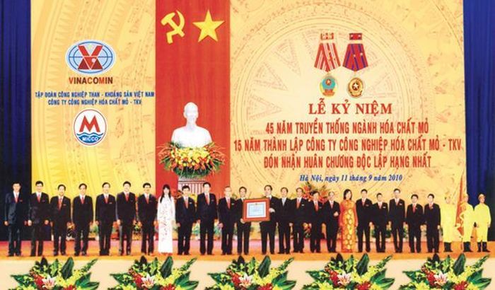 5 năm một lần, TKV tổ chức Đại hội thi đua yêu nước, đến nay đã 5 lần tổ chức. Trong 30 năm qua, đã có 15 tập thể và 8 cá nhân của TKV được Nhà nước phong tặng danh hiệu Anh hùng Lao động. 