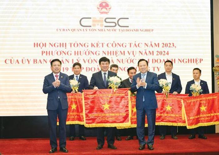 Chủ tịch HĐTV TKV Ngô Hoàng Ngân nhận cờ thi đua đơn vị xuất sắc dẫn đầu phong trào thi đua năm 2023 của Ủy ban QLVNN tại doanh nghiệp