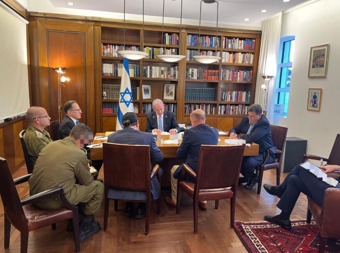 Thủ tướng Israel Benjamin Netanyahu cùng các thành viên nội các có cuộc điện đàm với Tổng thống Mỹ Joe Biden ngày 9/10. Ảnh: Văn phòng Thủ tướng Israel