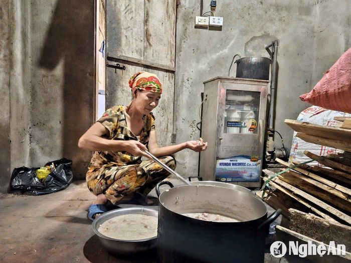 Trong đó, thức ăn chính là cháo cá, cháo cổ cánh gà. Mỗi ngày cho ăn 1 bữa chính vào các buổi chiều. Ảnh: T.P