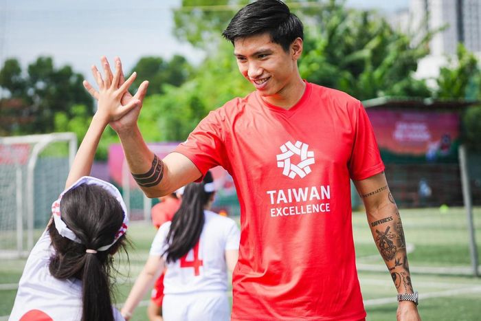 Người hâm mộ hi vọng hậu vệ Đoàn Văn Hậu sẽ nhanh chóng hồi phục sức khỏe, trở lại sân cỏ sau thời gian dài vắng mặt. 