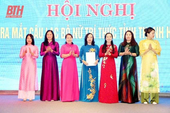 Thường trực Hội LHPN tỉnh trao quyết định thành lập CLB Nữ trí thức tỉnh Thanh Hóa