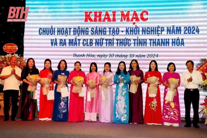 Các đồng chí lãnh đạo tỉnh, cộng đồng doanh nghiệp tặng hoa chúc mừng các nữ trí thức, nữ doanh nhân